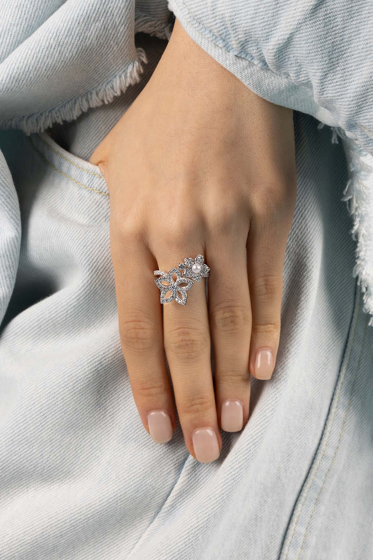 APM Monaco Pearl Blossom Ring in Silver