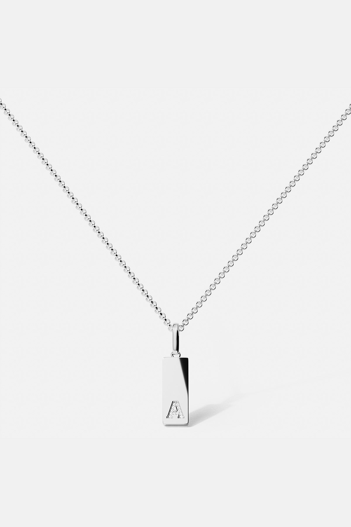 Halskette mit dem Buchstaben „A“ auf einer Plakette – Silber